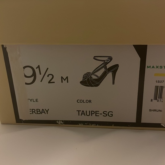 Olive green flower adorned heel size 9.5 - Picture 8 of 8